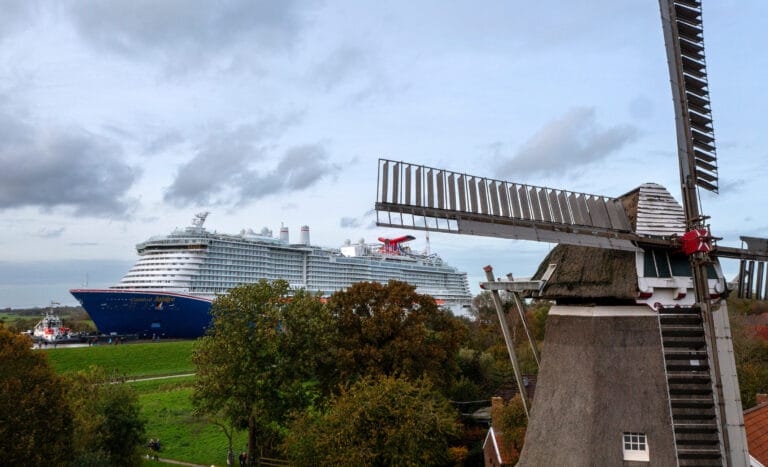 Freizeit 39 Emsüberführung eines Kreuzfahrtschiffes der Meyer Werft bei Mitling Mark Westoverledingen Ostfriesland